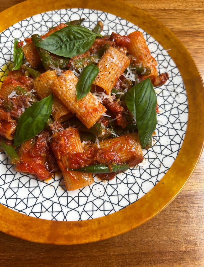 Spicy Tomato Rigatoni with Green Beans and Bacon
